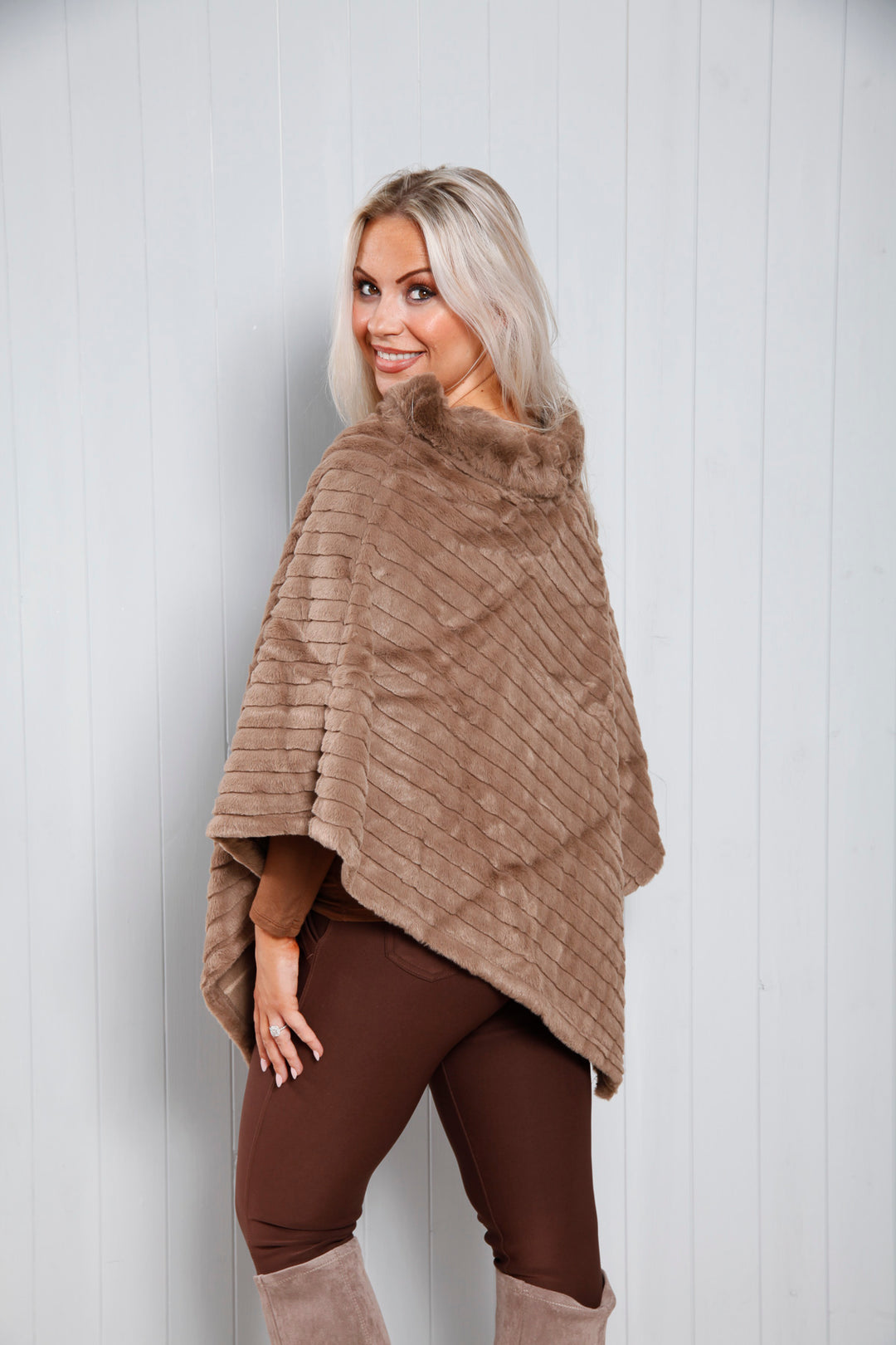 Fia Fluffy Poncho Taupe
