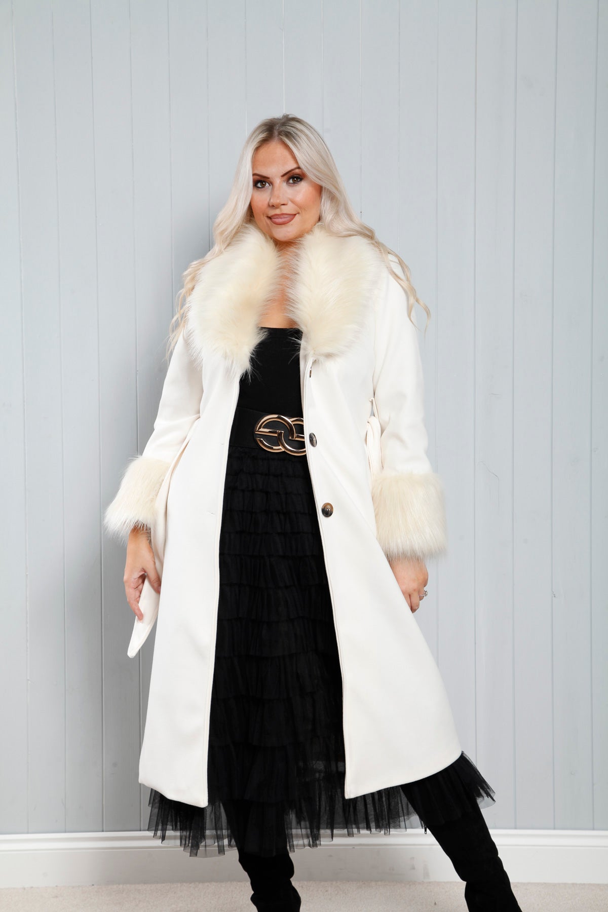 Winter white coat with fur collar cheap