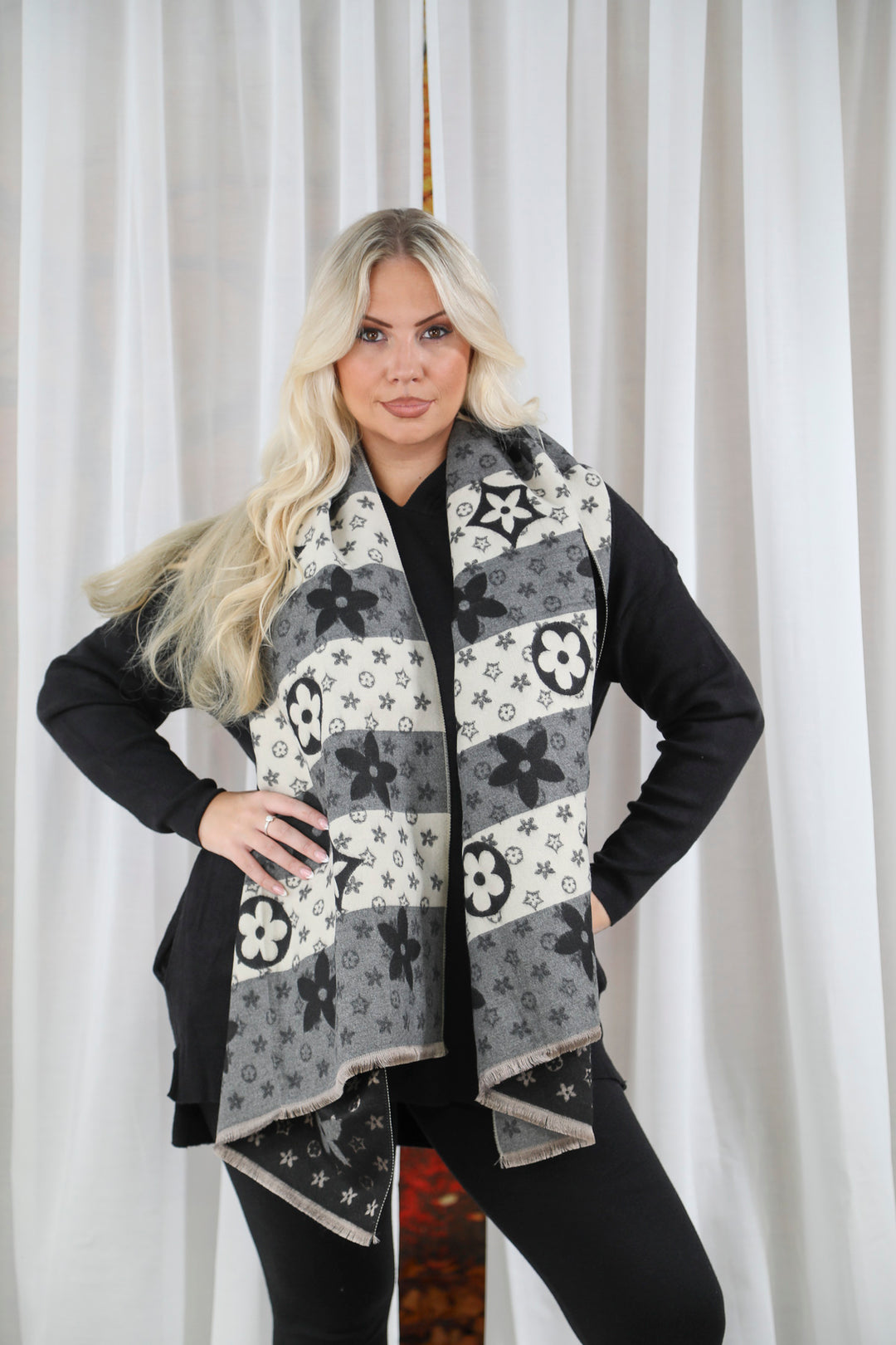 Circle flower scarf Black