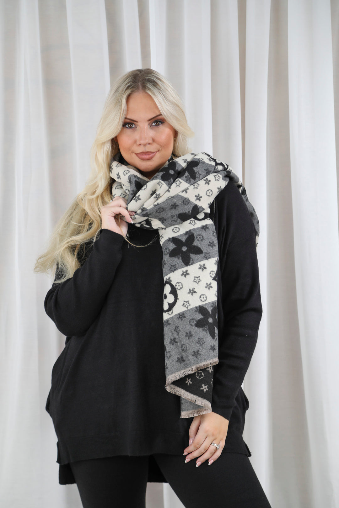 Circle flower scarf Black