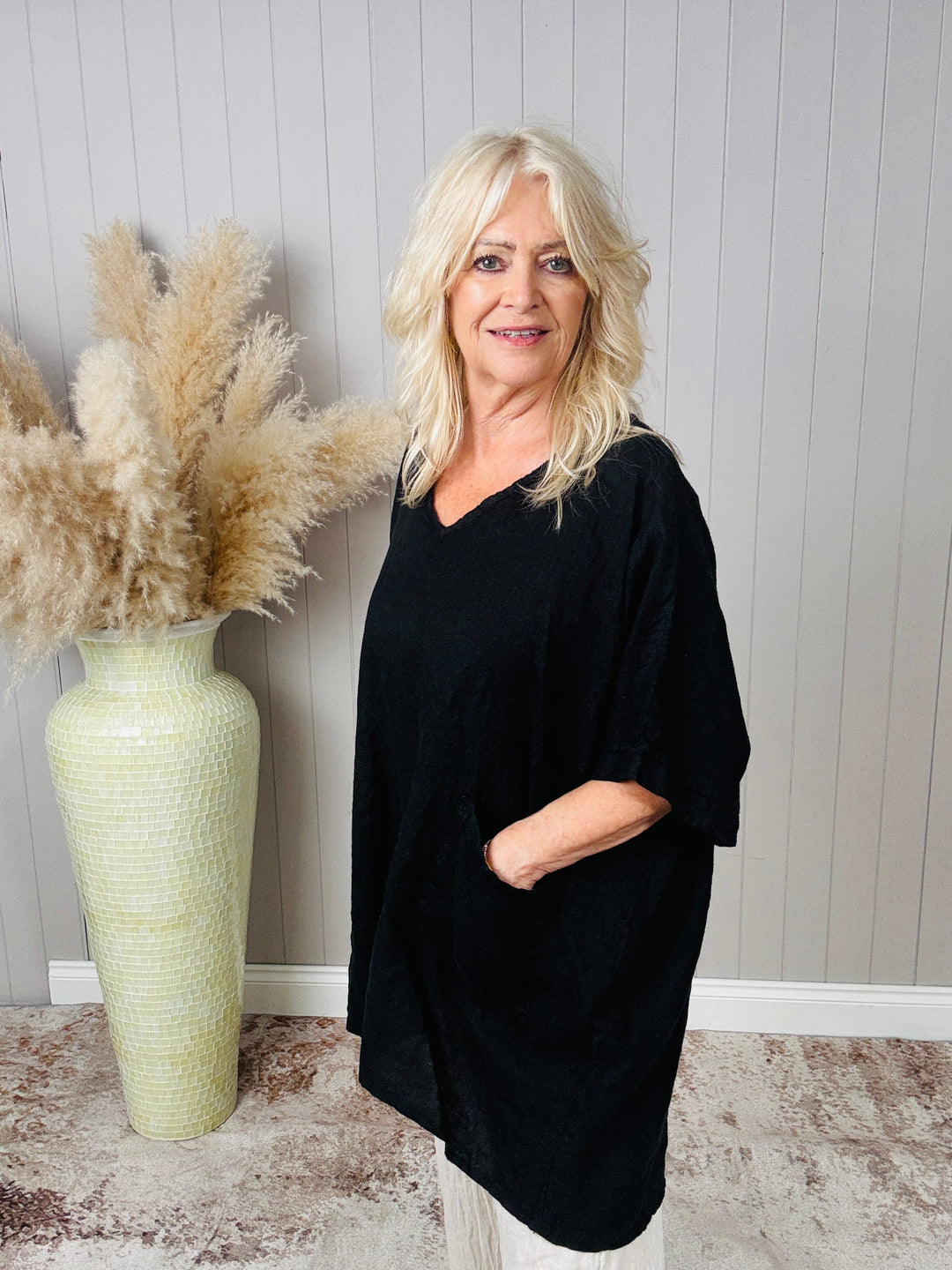 Linen Pocket V-Neck Top Black