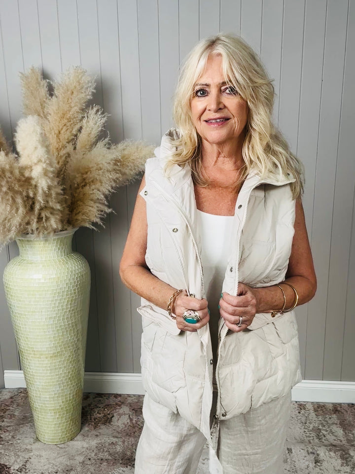 Short Hooded Gilet Cream